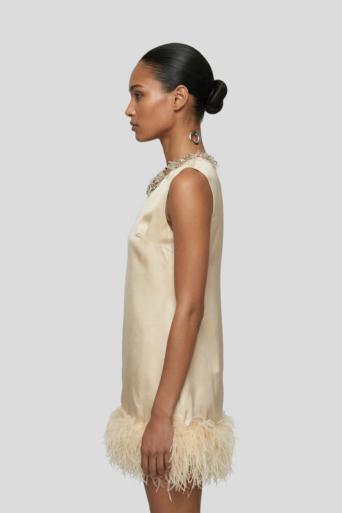 Embellished Satin Mini Dress with Feather Hem Imagen secundaria del producto